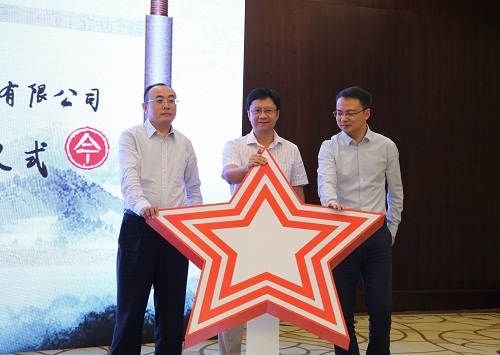 方正電子總裁楊斌（中）、華為中國(guó)區(qū)企業(yè)BG廣電媒資業(yè)務(wù)部副部長(zhǎng)張宏中（右一）、方正電子數(shù)字出版與教育業(yè)務(wù)部總經(jīng)理劉長(zhǎng)明（左一）共同發(fā)布融合云出版解決方案.jpg