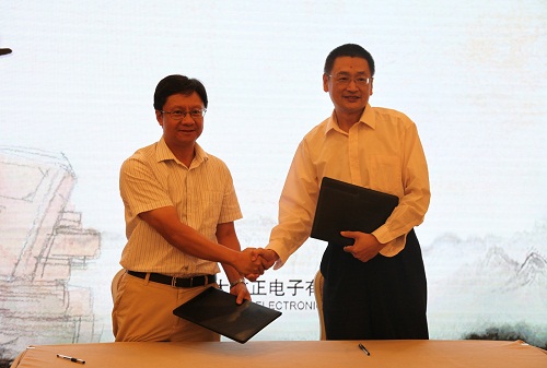 方正電子總裁楊斌（左）、國(guó)家開放大學(xué)出版?zhèn)髅郊瘓F(tuán)總編輯、中央廣播電視大學(xué)出版社總編輯任巖（右）代表雙方簽約.jpg